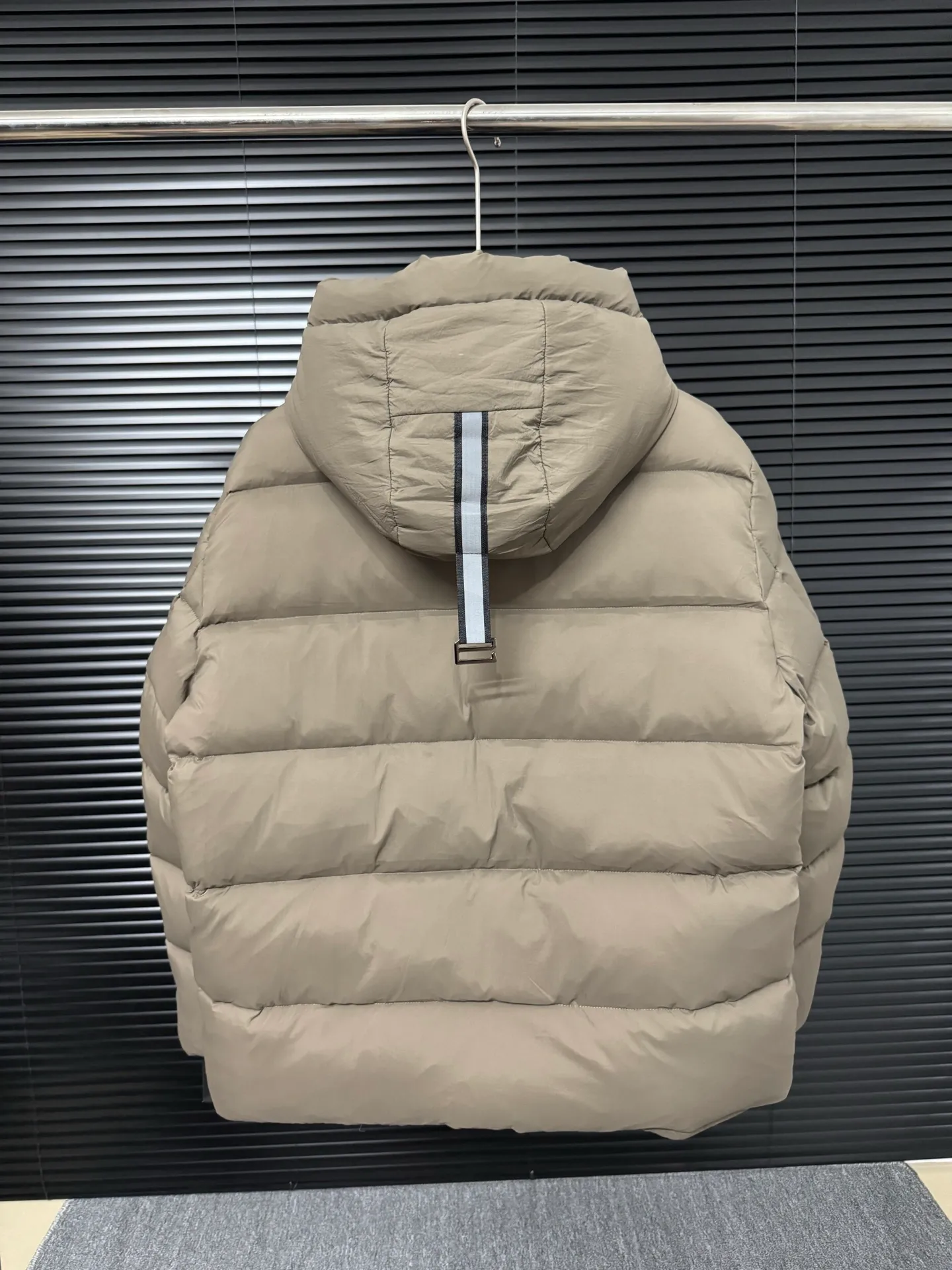 P860 Big Goose Ouyang Nana Second Generation (higher version) Canada goose Canada Goose Black Label Down Jacket A must-have in the outerwear world, the Big Goose Black Label down jacket! The latest designer styles! The goose down jacket has always been a popular element of fashion and is loved by experts from all walks of life! Fashionable hooded cut, high-end customer-supplied fine goose down, high resilience, smooth zipper, strong and firm. Pockets on both sides can store small items, free your hands, and you can go out without worries. It can also meet the need of putting your hands in your pockets👏👏Produced by Big Goose, it can be used as a group uniform by many celebrities. This down jacket uses a double-layer anti-down lining design, which has strong windproof performance and will be very warm in winter! Newly labeled white duck down filling, high fluffiness, windproof hooded design. When walking outdoors, pull the collar to the highest position, put your hands in the pockets and it will be very warm. It can be easily controlled by all body types! The interior is equipped with an elastic snow skirt design for better wrapping. The simple and neat style design highlights the masculine temperament. The impeccable style is classic and never goes out of style. It is warm and practical, and it is versatile! You can enter with your eyes closed!  Color: Black Khaki Size: XS-XXL